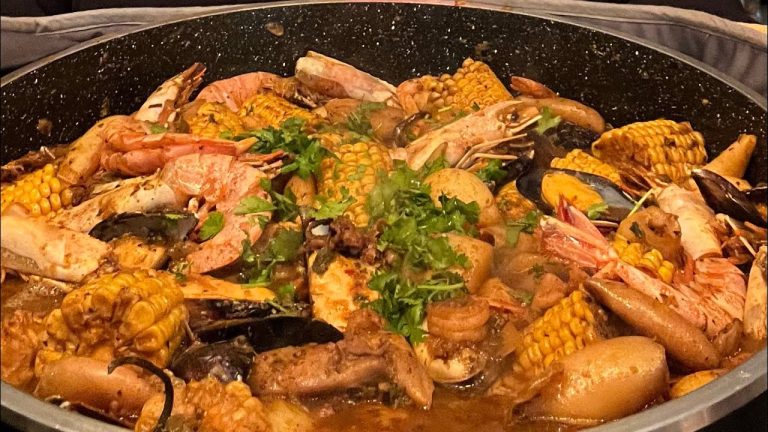 Seafood Boil 😍 this recipe is easy to make & delicious! #fehmz #southafrica #shortsafrica #ytshorts