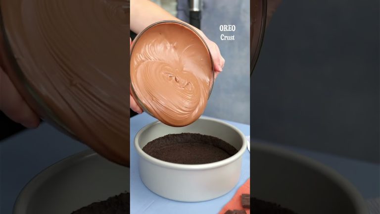 Cocoa powder gives this cheesecake a golden shimmer! #cheesecake #baking #dessert