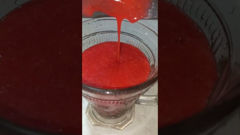 Strawberry Smoothie With Cream 😋 #shorts #ytshorts #youtubeshorts #strawberry #smoothie #creamy