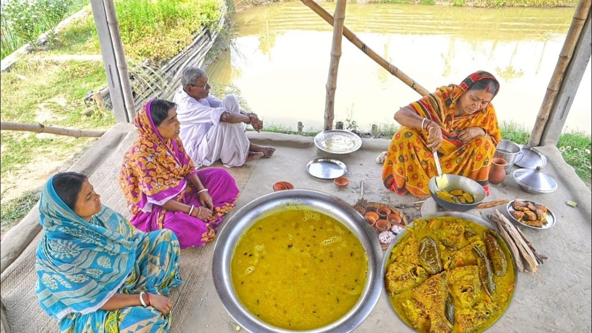 মায়ের হাতে বেগুন দিয়ে সরপুঁটি মাছের তেলঝাল আর কচি লাউয়ের ডাল রান্না || fish curry recipe