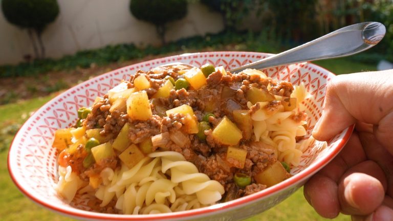 How Chinese Chef Cooks Pasta with Beef and Potato