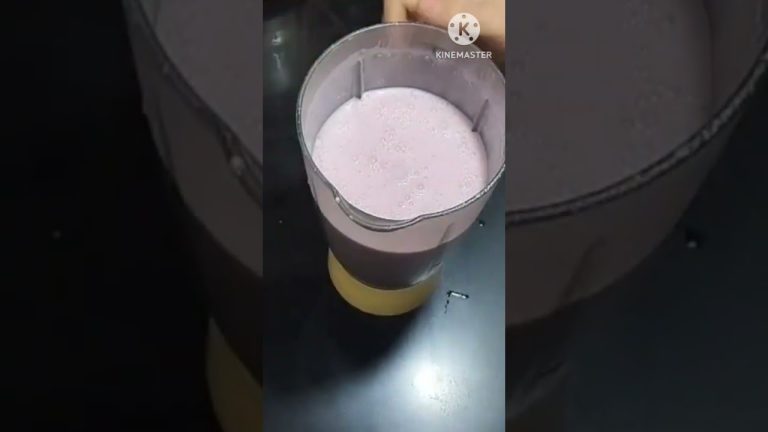 स्वादिष्ट और स्वास्थ्यवर्धक स्ट्रॉबेरी शेक एक मिनट में बनायें | Strawberry Smoothie Recipe