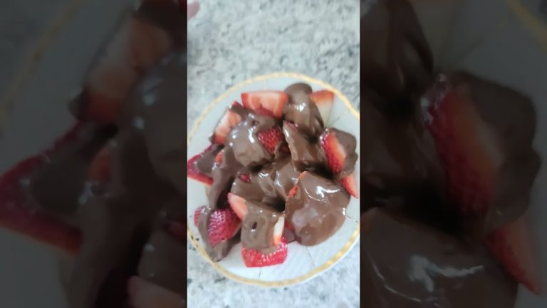 Trying the viral chocolate strawberry 😋 #dessert #shorts