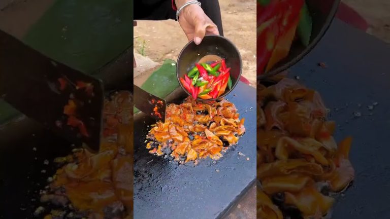 Tongguan Roujiamo Fried pork intestines outdoors