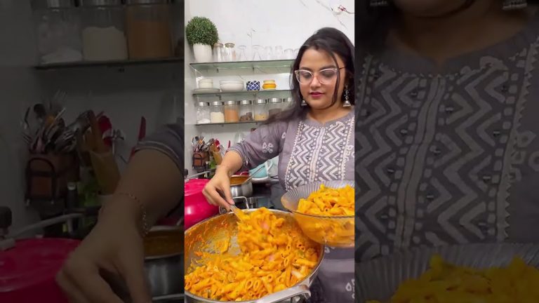 Ghar par party ke liye banaya bahut sara RED SAUCE PASTA. Sabne ungliyan chaat chaat kar khaya