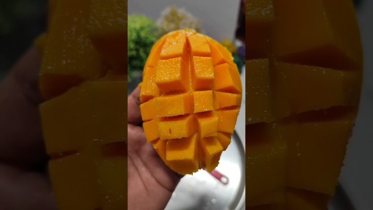 घरी आंबे असल्यावर ही रेसिपी दुपारी तर झालीच पाहिजे 💁🏻🥭 #mango #shorts #ytshorts #goviral