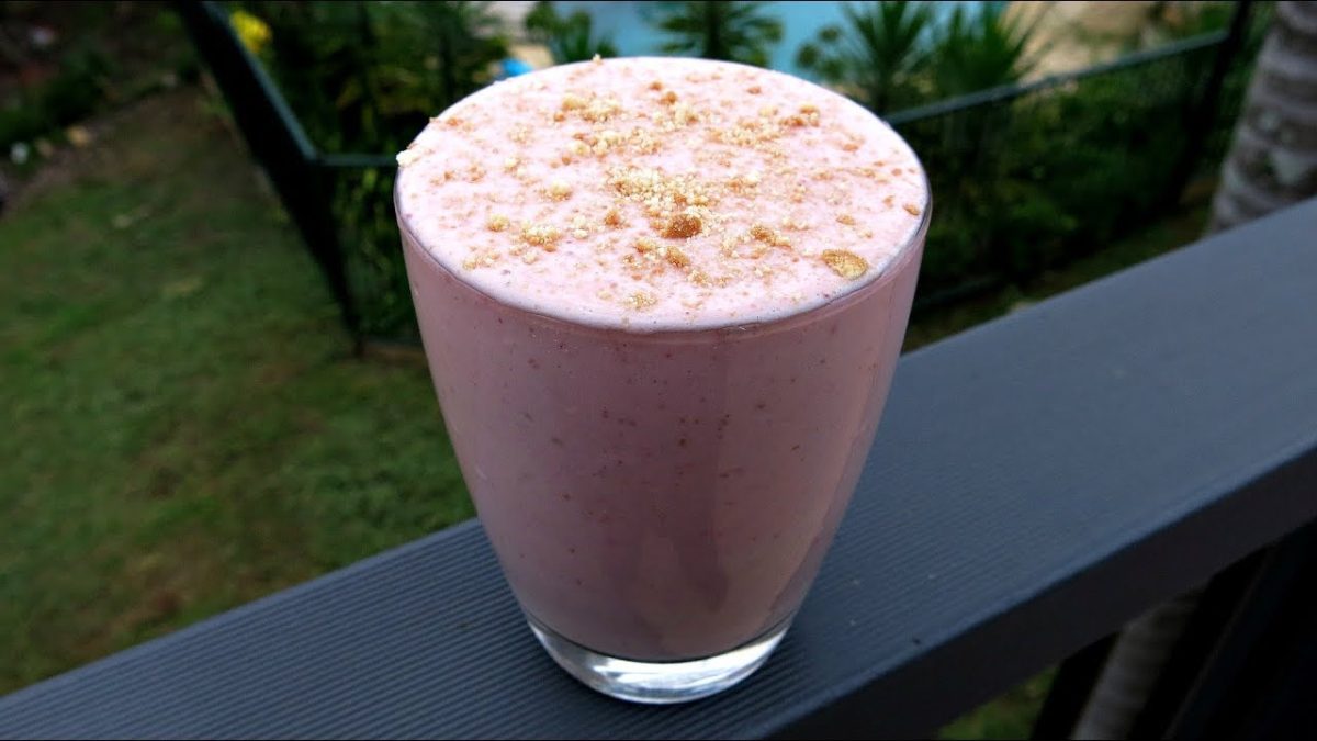 SIMPLE HOMEMADE STRAWBERRY CHEESECAKE SMOOTHIE RECIPE