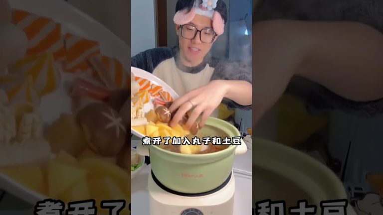 雞公煲果然還是需要砂鍋來配，濃濃的湯汁裹滿蔬菜和米飯，太下飯~#糊弄女友美食 #雞公煲#郭師傅與單廚