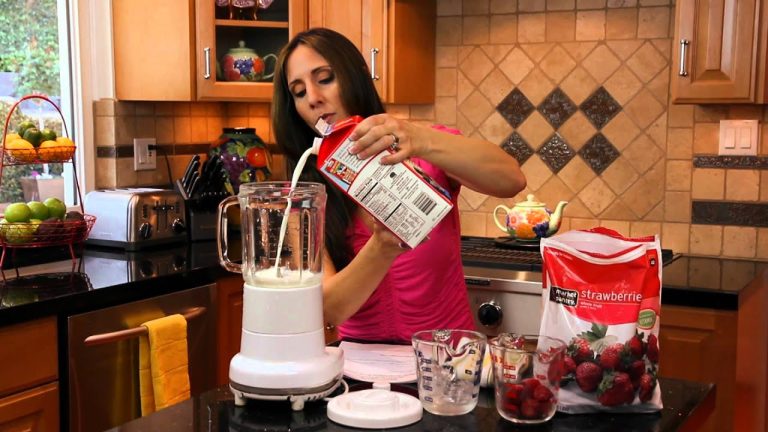 How to Make Smoothies Using Strawberries & Milk : Making Smoothies