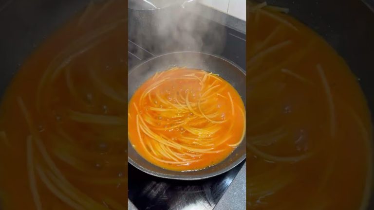 ❤️ PASTA al POMODORO, PANCETTA e STRACCIATELLA…pronti per il bis?🍝 #Shorts