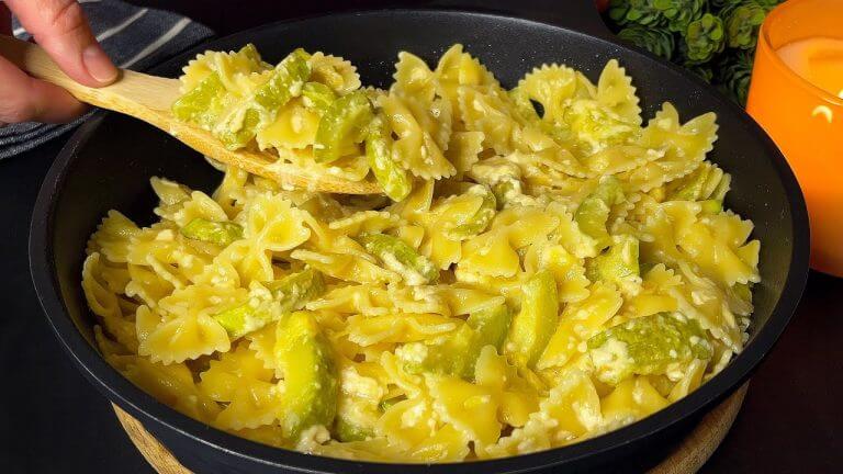 Das einfachste Pasta Rezept! Nur 10 Minuten, um köstliche Zucchini Nudeln zuzubereiten