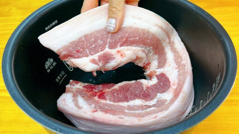 把五花肉放入電飯鍋里，不加水不放油，第一次見這種做法，太香了，【麗麗廚房】，#五花肉的做法，#五花肉料理，#五花肉食譜，#家常菜，#美食，#番茄炖五花肉，#番茄燉五花肉，#番茄料理，#番茄食譜