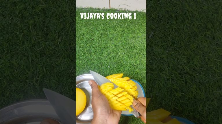 స్పూన్స్ తో తింటూ ఎంజాయ్ చేసే మ్యాంగో లస్సీ#mangolassi #ytshorts #shorts #shortsfeed #lassi