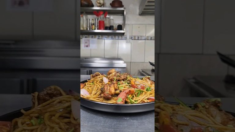 Tallarin saltado con chicharron de pollo 😋😋😋 #crismarperu