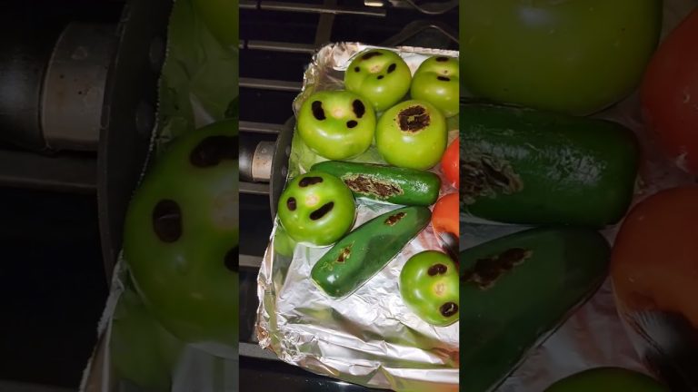 Carne de puerco con chile y nopales recipe 🤤 #mexicanfood #food #carne #recipe #recetas #fyp