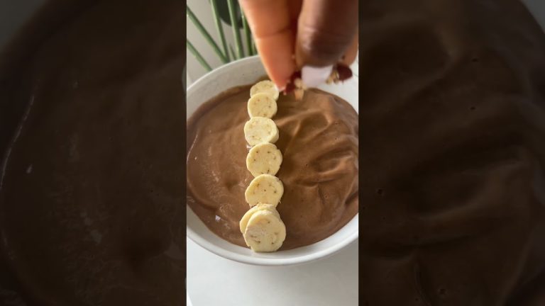 Chocolatey Smoothie Bowl #plantbaseddiet #smoothierecipes #smoothiebowl