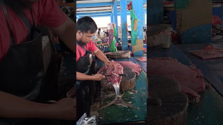 #cuttingfishtuna #fishrecipes #tuna #fishfillet #fishing #tunafish #seafoodrecipes #bigtuna