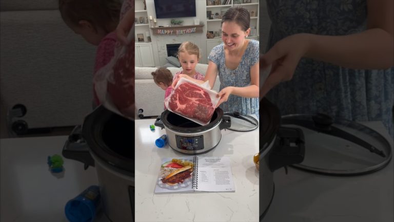 Barbecue🍗Beef🥩Sandwiches🥪!! #easydinner #summerrecipes #juliapacheco #food #beef #crockpot #reels