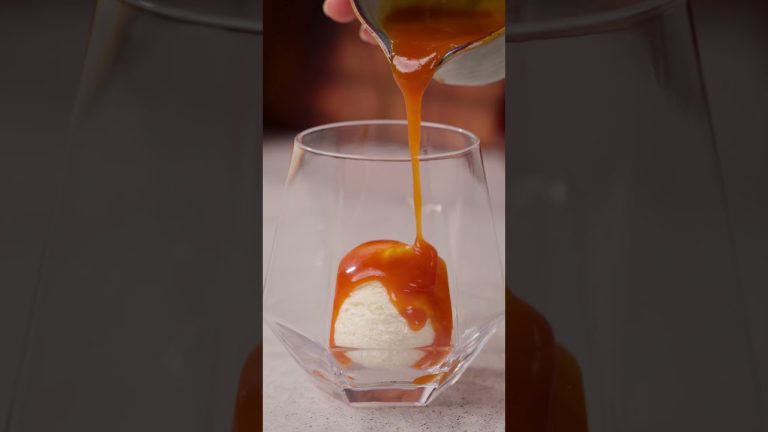 Affogato dessert met zoute kokos-karamelsaus recept | #shorts | Allerhande