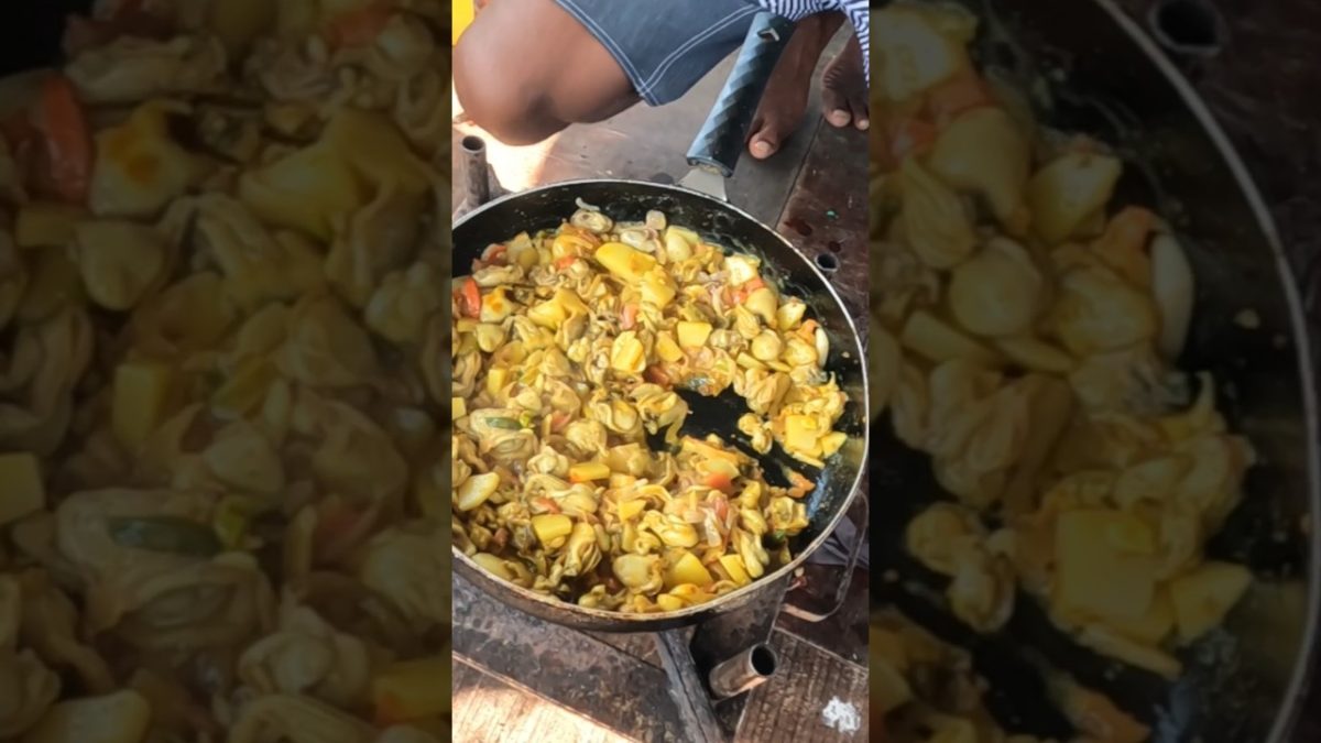 बोटीमध्ये बनवली कालवे काय. oyster recipe on boat. Mumbai Indian seafood #oysters #seafood #boat