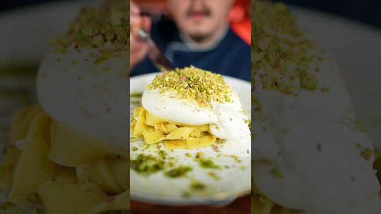 Pasta with burrata and pesto ! #Shorts #Burrata #Italianfood #Pasta #cheese