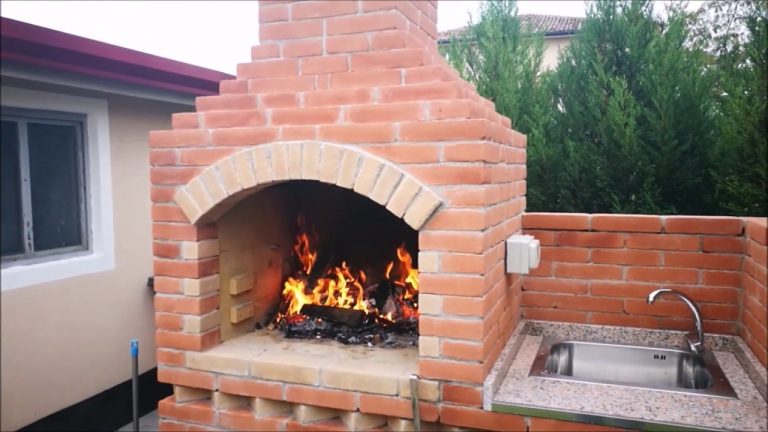 Barbecue in mattoni a vista con girarrosto e lavandino, bbq, DIY, construction