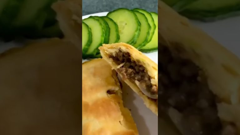 It’s cheesy beef pie #cookwithselene #dailylife #beefpie #homemadepie