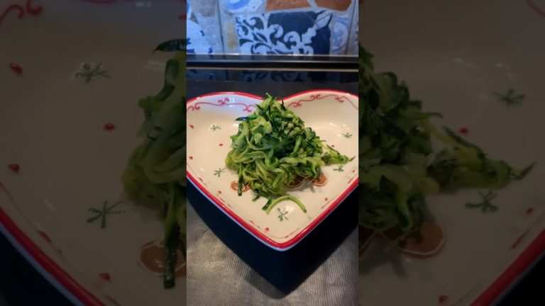 Spaghetti di zucchine con aglio, olio, sale e pepe – Ricetta facile e veloce! #shorts