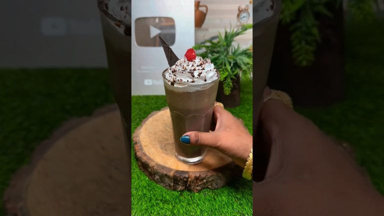 Red velvet chocolate shake #recipe #coldshake #viralshort #food #milkshake #chocolatedrink #mango