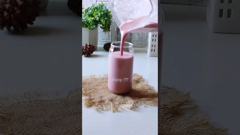 Strawberry Smoothie | Sugar-free Healthy Smoothie Recipe With Milk #shorts #smoothie #shake #banana