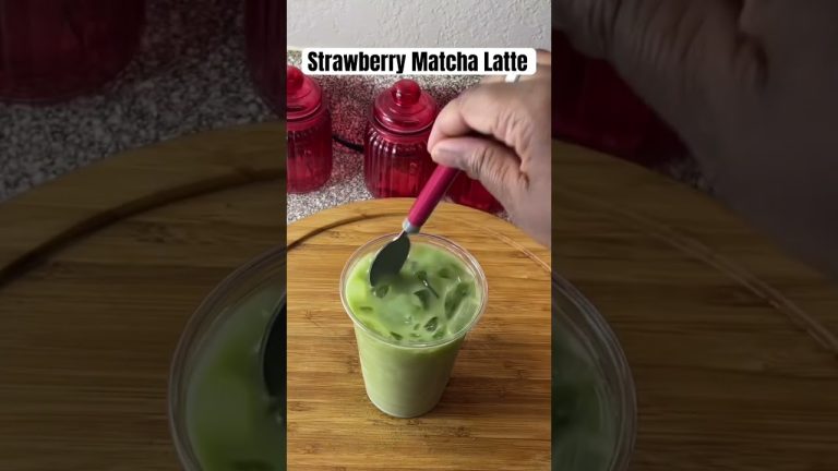 “Delicious Strawberry Matcha Latte: A Flavorful and Nutritious Green Tea Drink”  #shorts #fyp