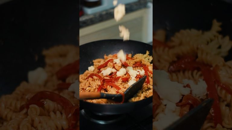 15 minute cheesy chicken pasta | you’re gonna love this creamy chicken pasta #shorts #feed #fyp