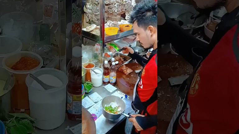 Seafood Glass Noodle Salad | ยําวุ้นเส้นซีฟู้ด | หมูจุ่มลาดหญ้าหน้าสหกรณ์ | Wonderful StreetFood