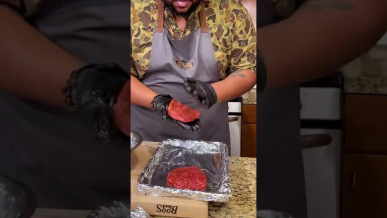 Low Carb Burger 🍔 Replace those Buns w/ Shrooms 🍄 Comment 'BURGER' for recipe! #Shorts #burger #Food