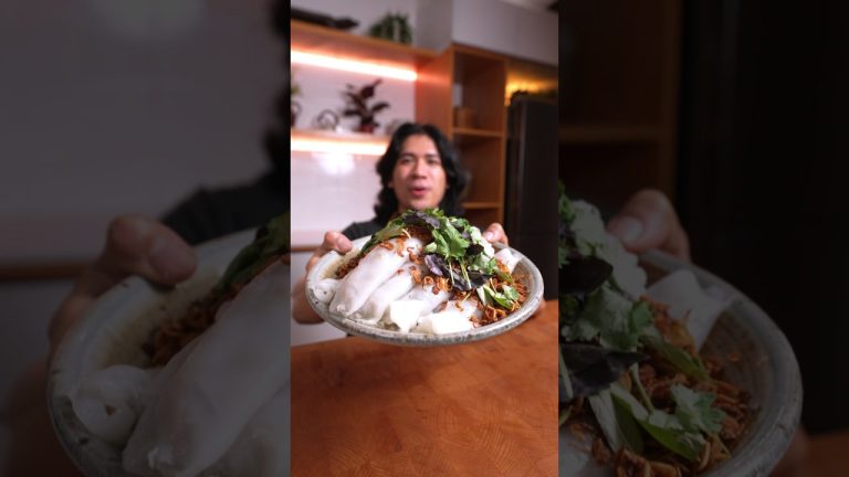 Bánh cuốn 🇻🇳 one of the BEST Vietnamese food of all time!! #asmr #cookingasmr #banhcuon #shorts