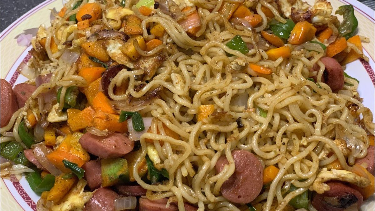 How to cook indomie instant noodles Ghana 🇬🇭 street food #indomie #pastarecipe #ghanastreetfood