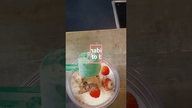 Smoothie time! Sip sip hooray for this strawberry-banana favourite