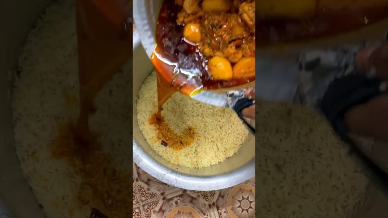 Ammi ke Hath ki Biryani 😋 #ammi #chickenbiryanirecipe #chicken #momrecipe #chickenrecipe #shorts