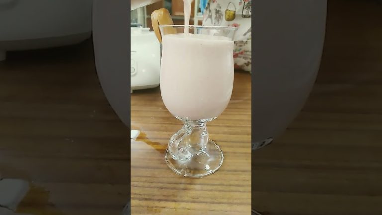 strawberry 🍓milkshake by @familycookingtv3904