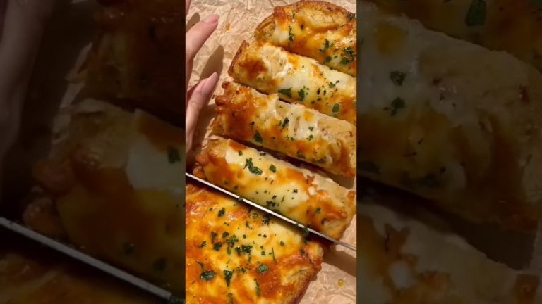 Garlic bread recipe/how to make cheese garlic bread recipe at home#viral#trending#shorts#garlicbread