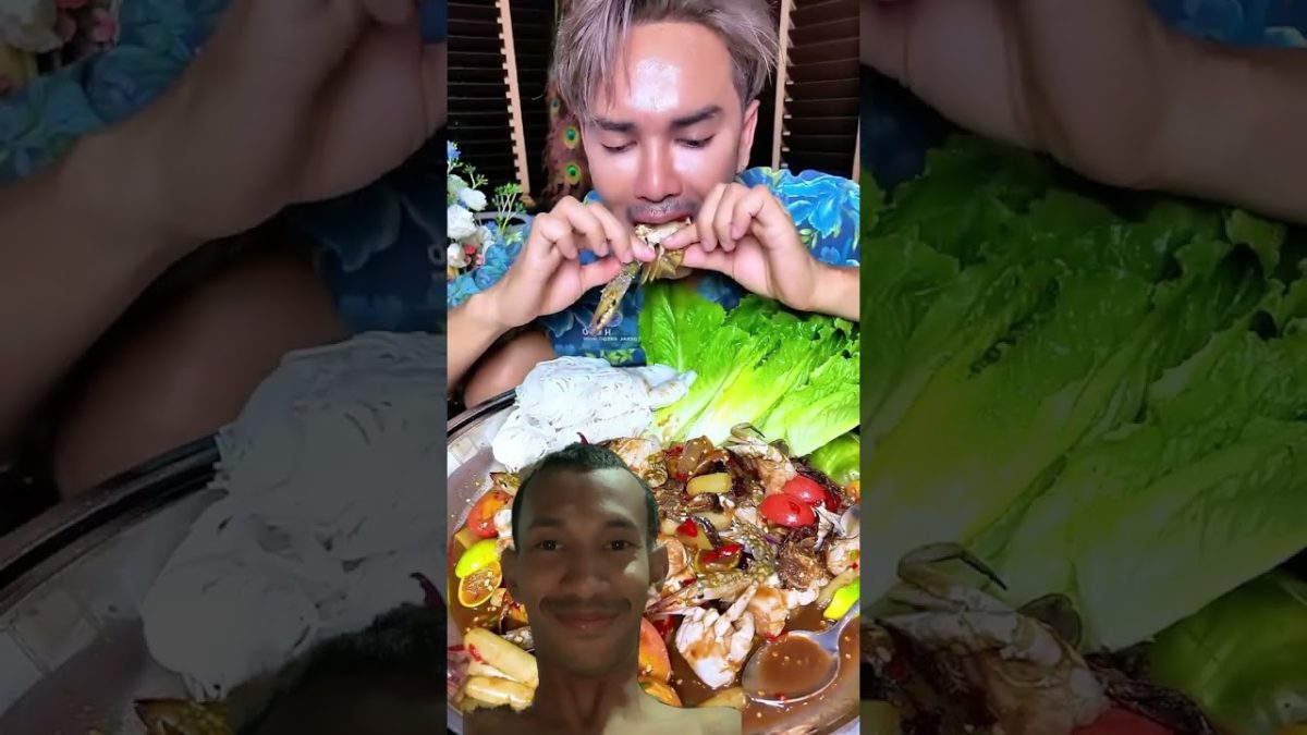Spicy crabs with vegetables, looking at the recipe. #024 #thaifood #eating #seafood