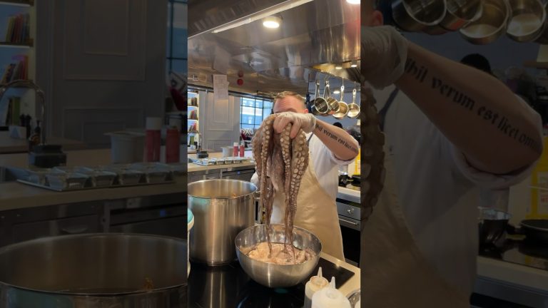 ГДЕ КЛЮВ У ОСЬМИНОГА?😳#творчество #кухняшоу #блогер #фотографмосква #отдых #готовимдома #арт