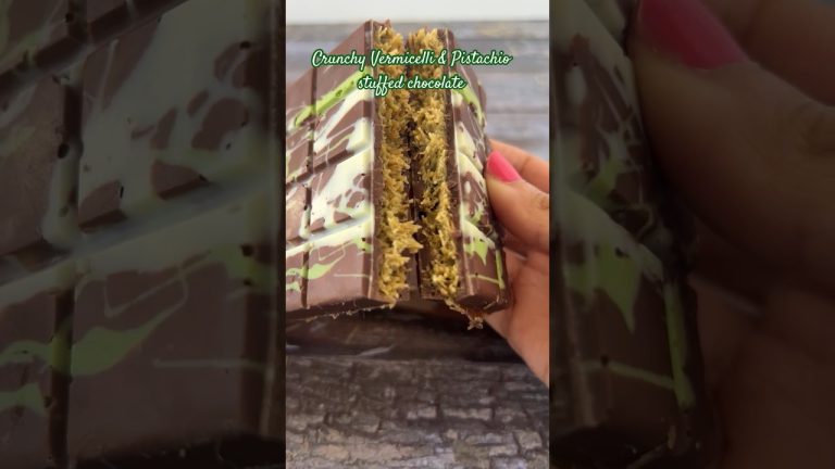 Crunchy pistachio spread and vermicelli stuffed chocolate #viralrecipe #dubaichocolate #pistachio
