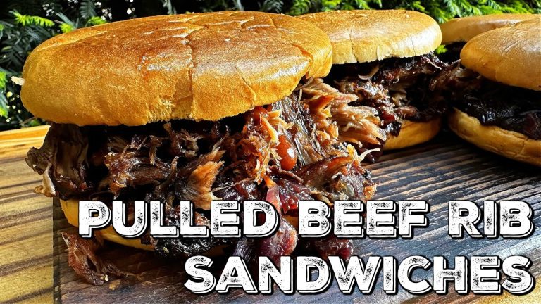 Pulled Beef Rib Sandwich mit Balsamicozwiebeln