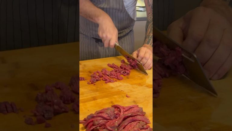Couper la viande pour un #tartare de bœuf ! #food #tutorial #chef #cuisine #astuce