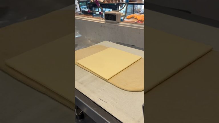 초거대 버터의 대변신! / How to use giant butter for pastry