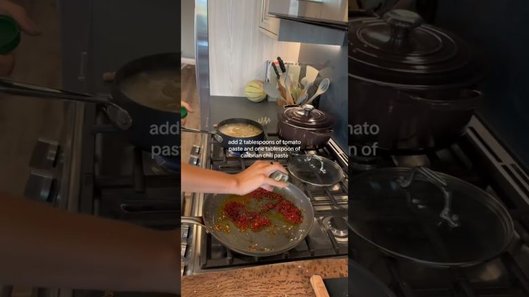 15 minute creamy, spicy shrimp pasta 🍝 one of the best recipes i’ve made all year 🫢 #pastasauce #pas