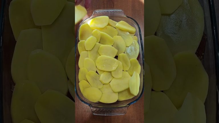 Мясо с картошкой под сырной шубкой #рецепт #еда #вкусно #кулинария #shorts