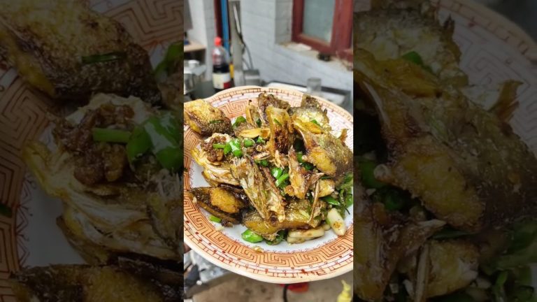 Fried fish cubes with green pepper. The pepper is refreshing and the fish cubes are crispy. #cooking