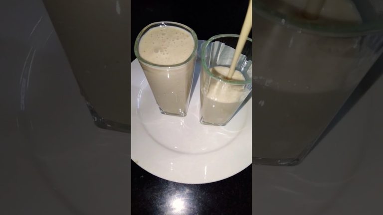 Banana Milk Shake Recipe 🥛🧋#shorts #milkshake #banana #trendingshorts #viral #shortsfeed #subscribe